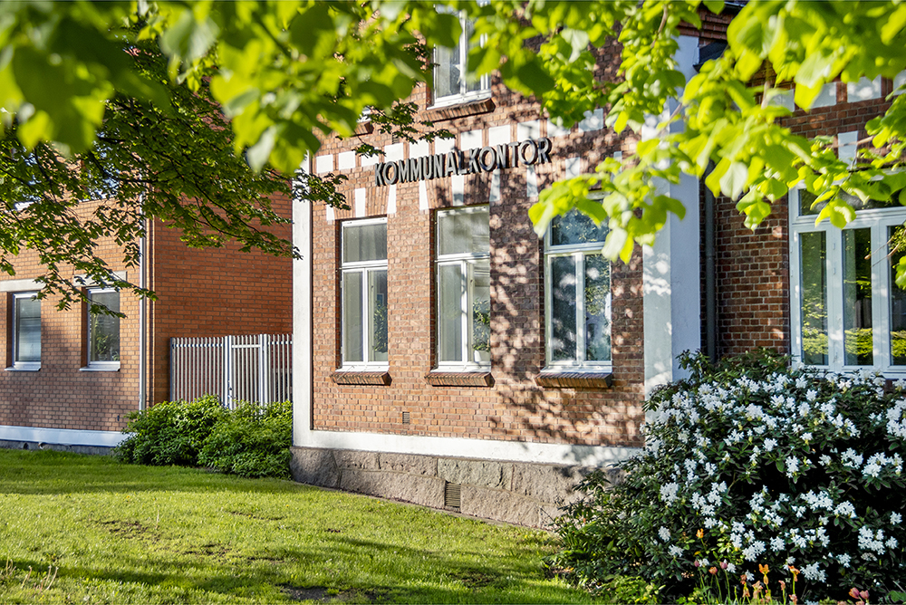 Tegelfasad med texten kommunalkontor