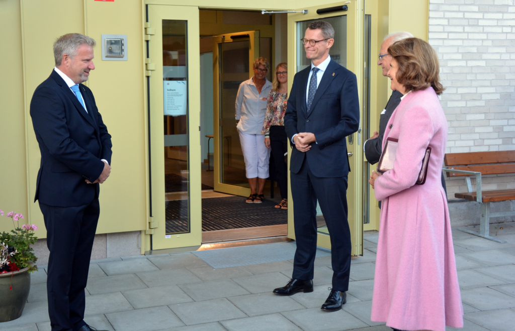 Kommunalråd Anders Johansson hälsar landshövding Peter Sandwall och kungen och drottningen välkomna