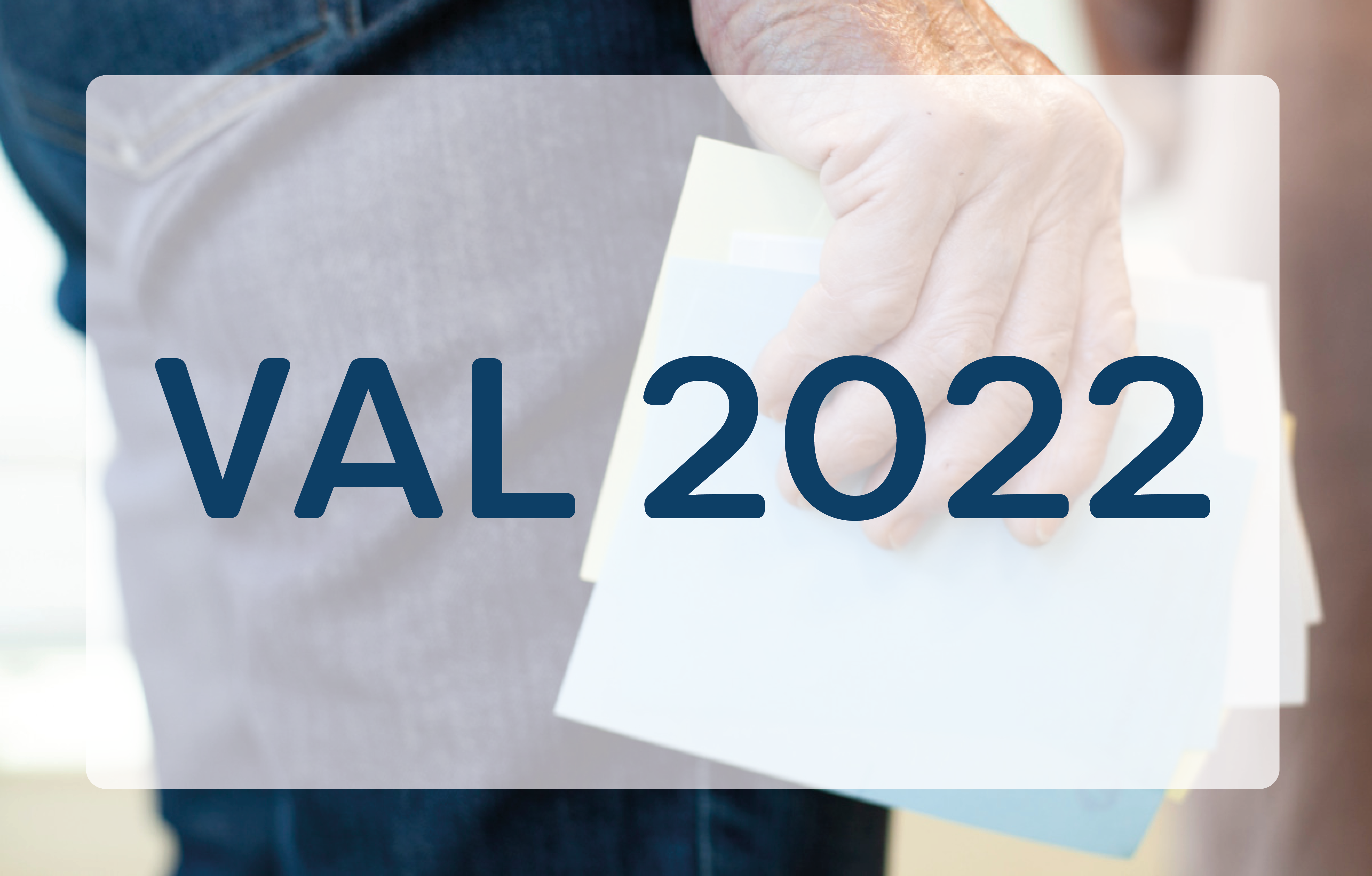 Närbild på en hand som håller i valsedlar med texten Val 2022 framför