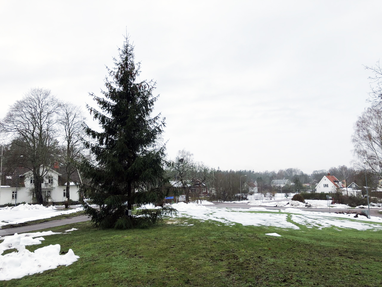 Julgran utanför kyrkan i Fliseryd