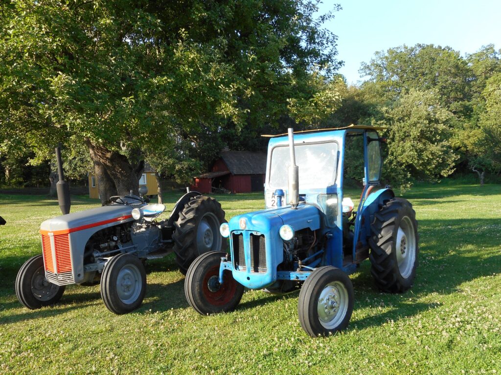 Två äldre traktorer