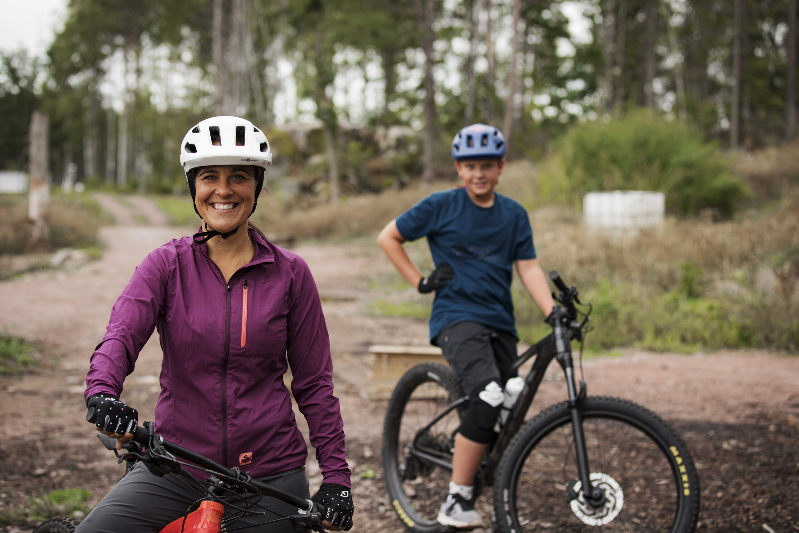 Två personer på mountainbikecyklar på grusväg