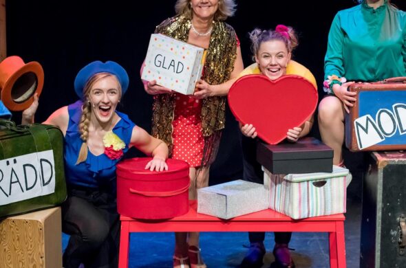 Tre glada systrar i blått, rött och grönt