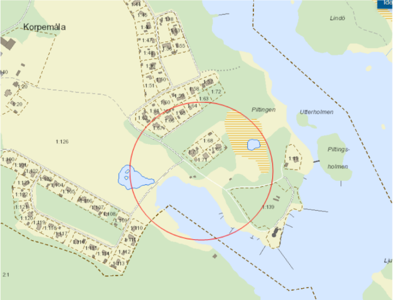 Kartbild över område i Korpemåla. Röd cirkel visar område för förorenat grundvatten. Utgår från den gamla deponin vid Pataholms segelklubb, med en 200 meters radie.