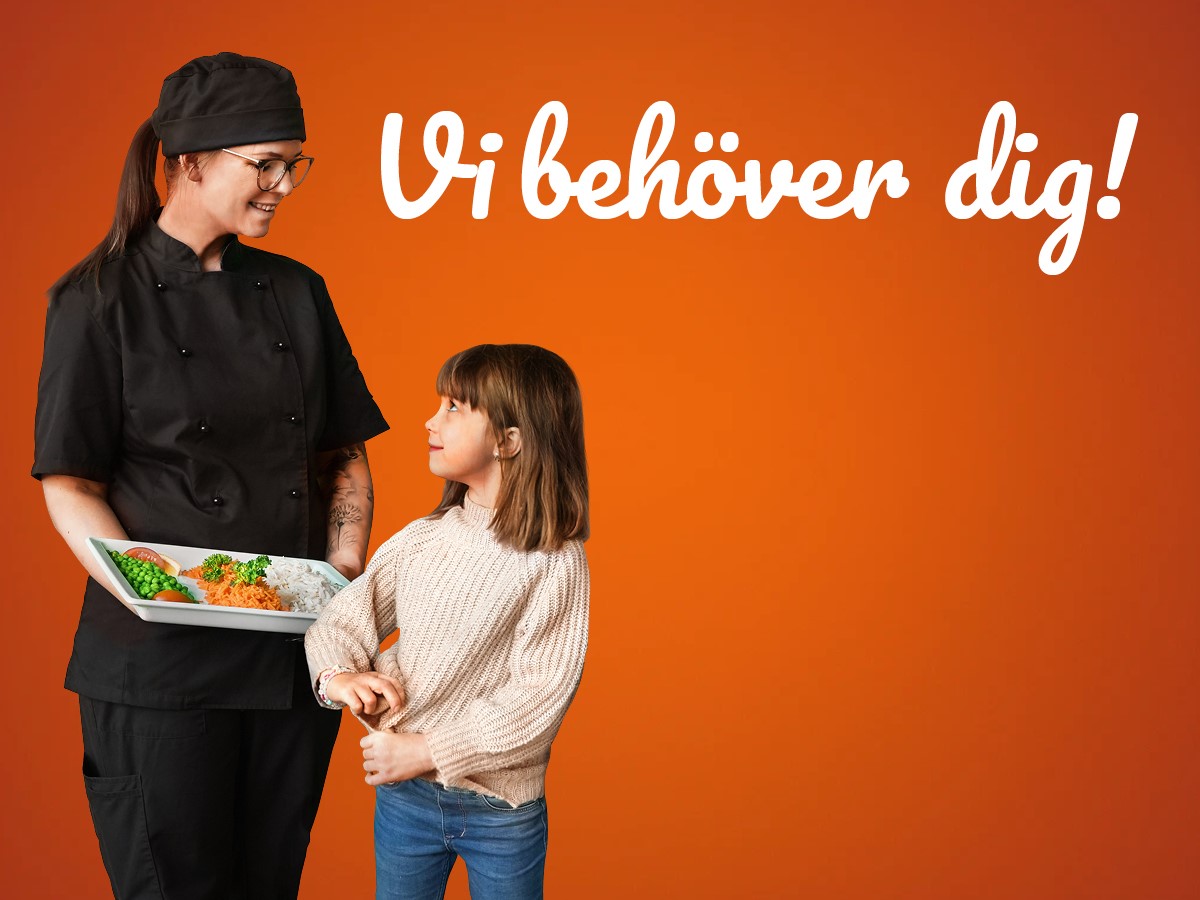 Ett förskolebarn tittar upp mot en kock, som håller i ett fat med grönsaker. Bredvid dem står texten 