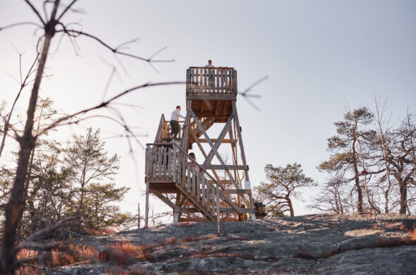 Personer på väg upp i ett uttsiktorn på en klipphäll