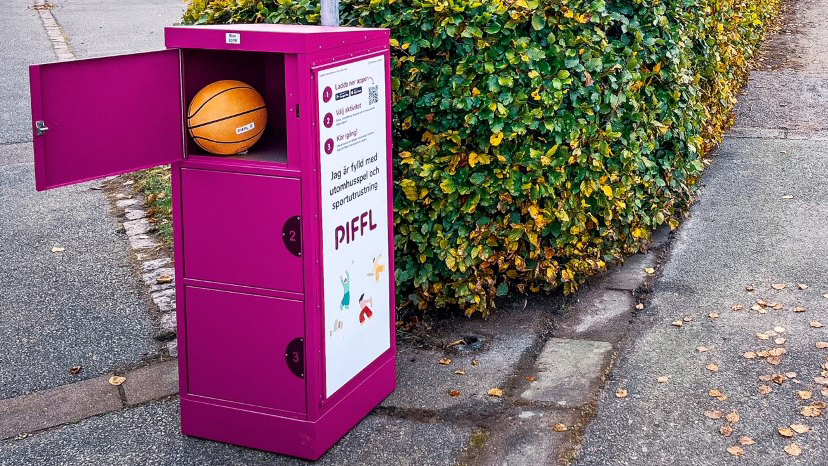 Rosa skåp med en basketboll inuti