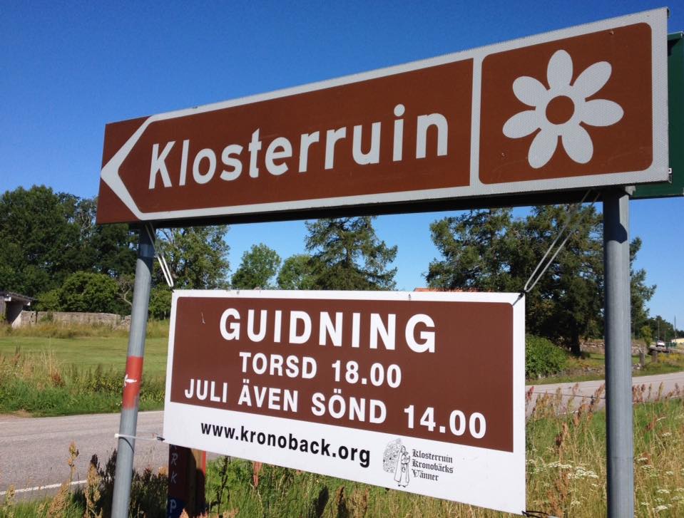 Brun skyltning till Kronobäcks Klosterkyrkoruin