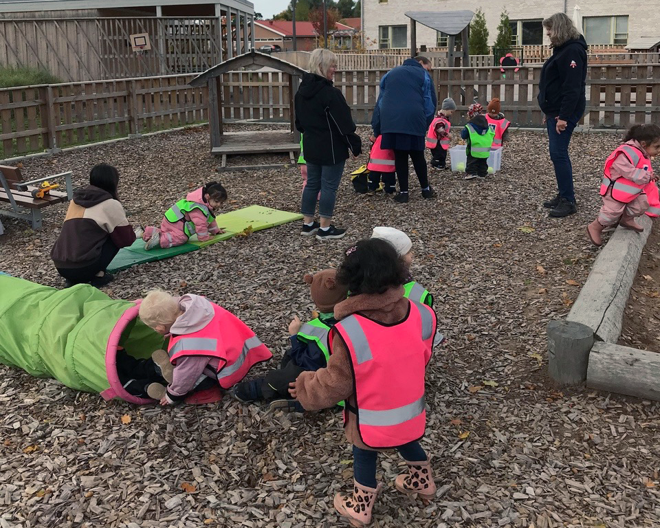 Förskolebarn har rörelselek på gården