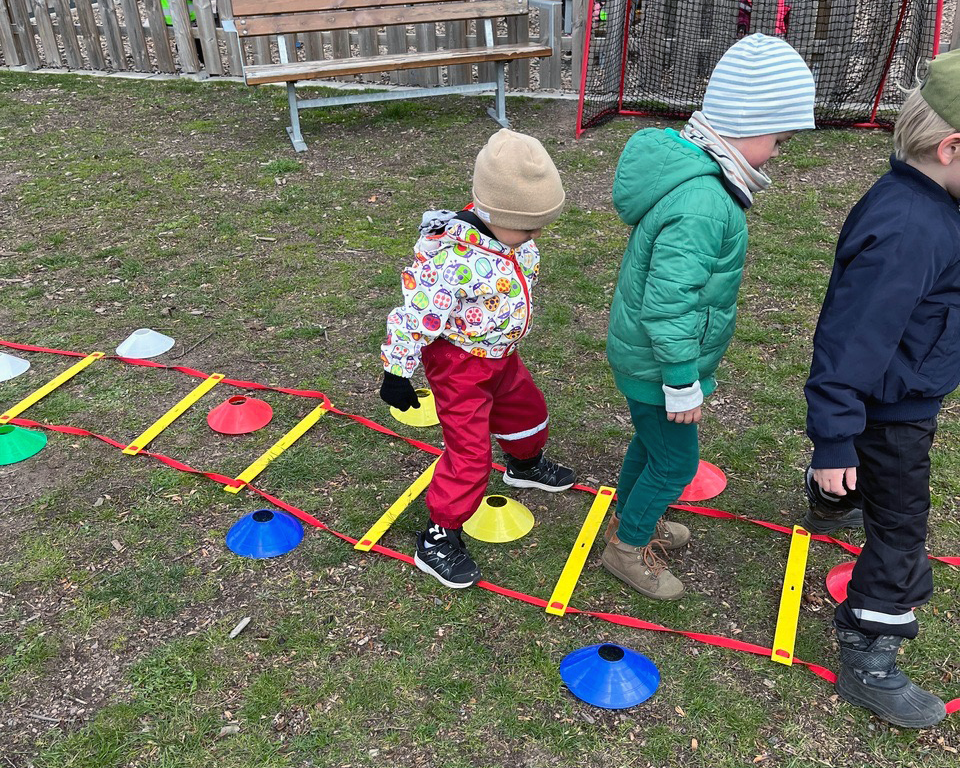 Förskolebarn har rörelselekar utomhus