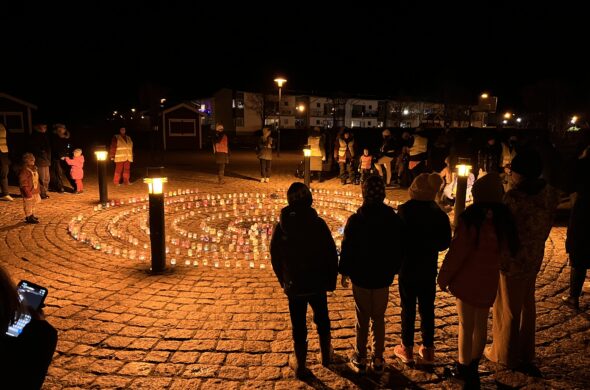 Grupp med människor vid ljusmanifestationen Tusen lyktor i Mönsterås kommun 2023.