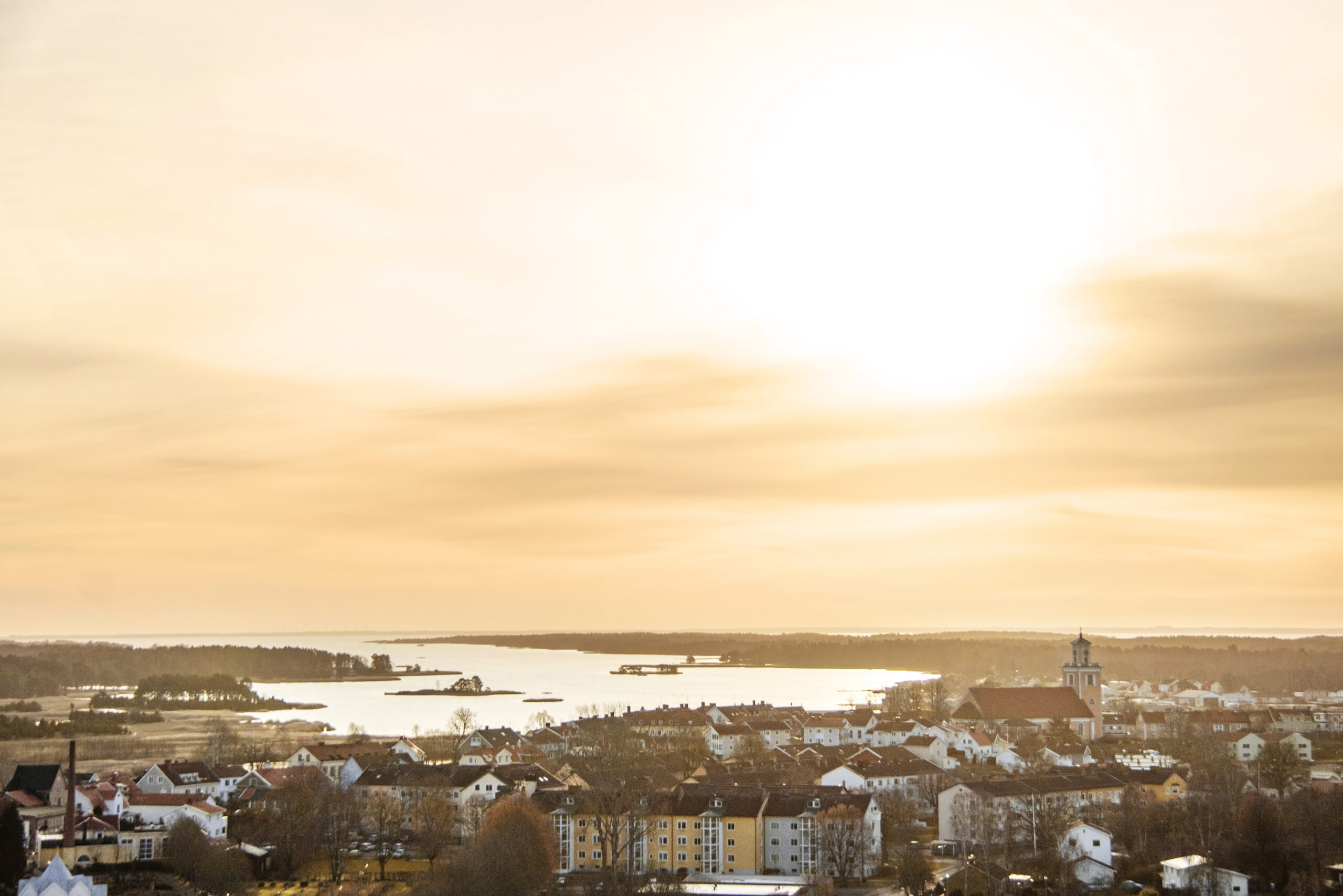 Vy över Mönsterås och Mönsteråsviken i vinterljus (Foto Anna Broette)