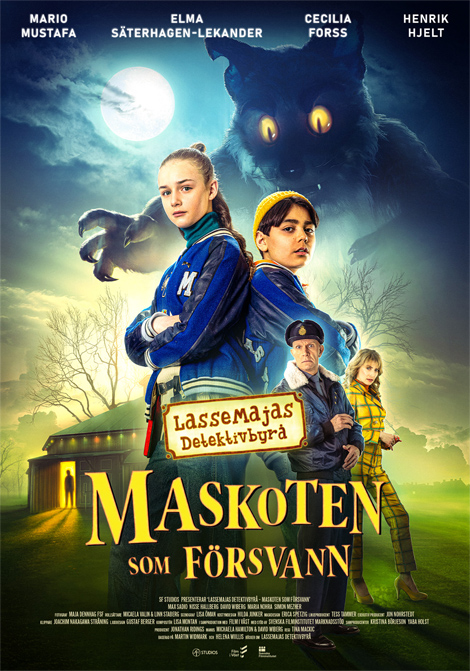 En mörk varelse med gula ögon syns bakom Lasse och Maja, filmaffisch.