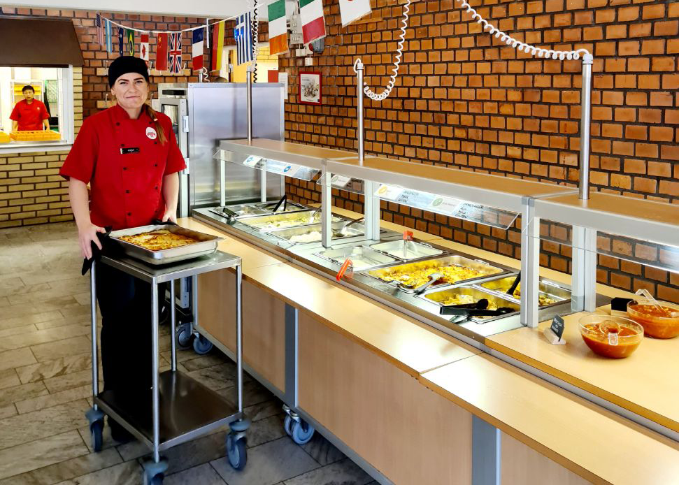 Anna och Peter visar upp skolan matsal under temaveckan Världens mat.