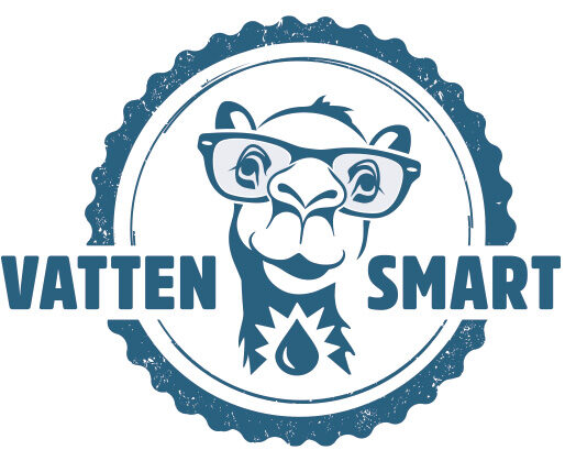 Illustration. I mitten av en cirkel syns en kamel med solglasögon. Kamelen tittar rakt fram och på var sida av kamelen står ordet "vattensmart" uppdelat.