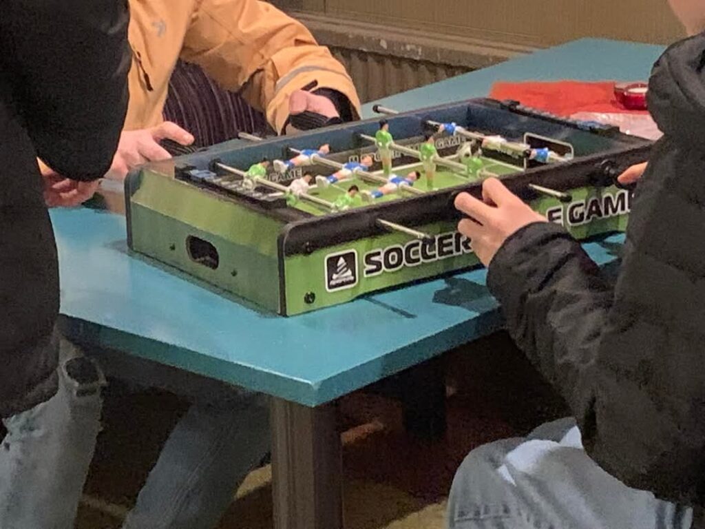 Ungdomar spelar fotbollsspel.