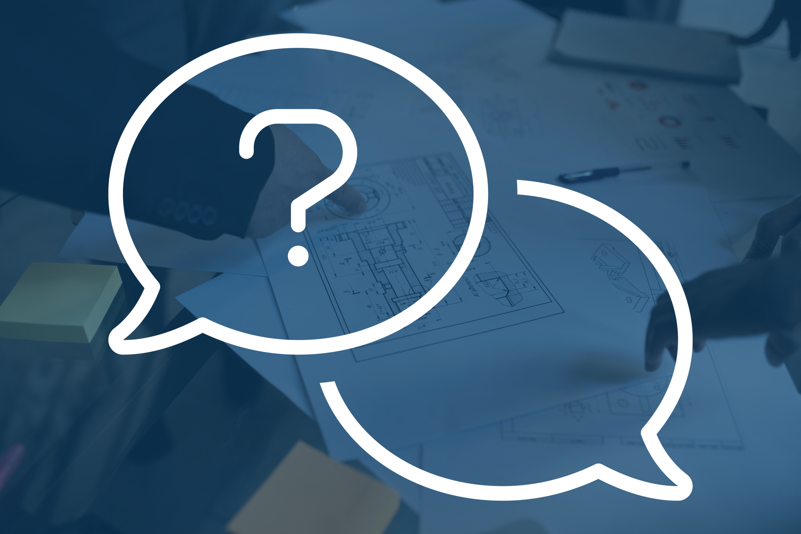 Blåtonad bild av ritningar med vitt frågetecken över